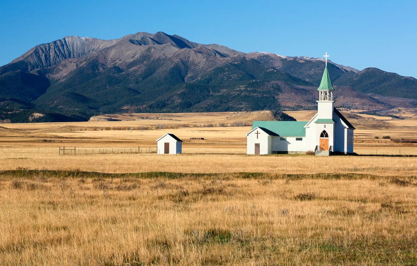 Фото обои поле, небо, горы, церковь, сельская местность