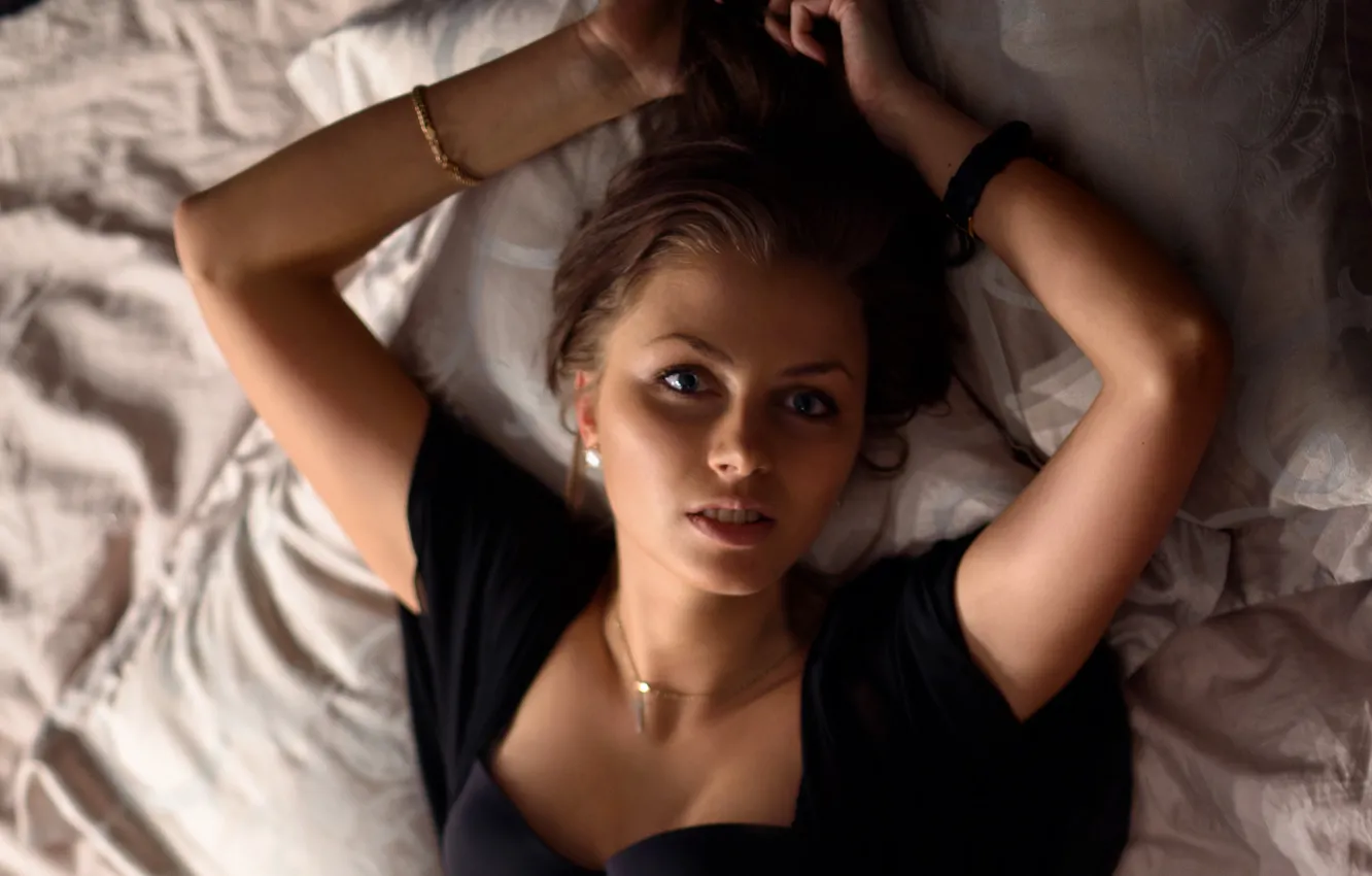 Фото обои взгляд, девушка, лицо, милая, портрет, постель, шатенка, sexy