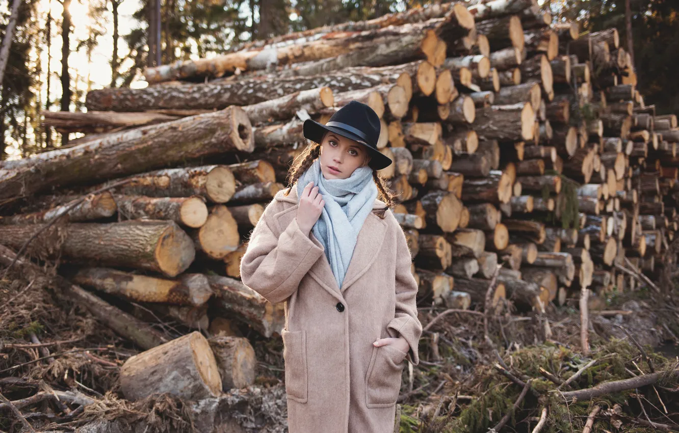 Фото обои взгляд, девушка, шляпа, пальто, брёвна, Ксения Кокорева, Игорь Иден
