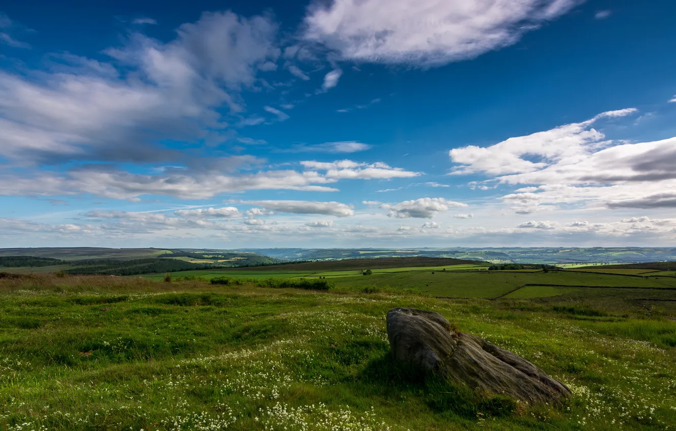 Фото обои поле, небо, трава, облака, камни, простор