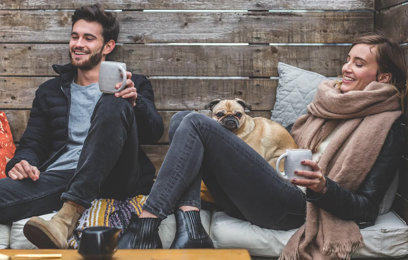 Фото обои девушка, радость, тепло, чай, собака, куртка, парень