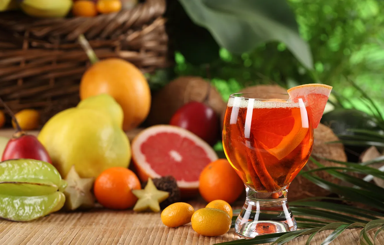 Фото обои стакан, стол, корзина, сок, фрукты, корица, груши, грейпфрут