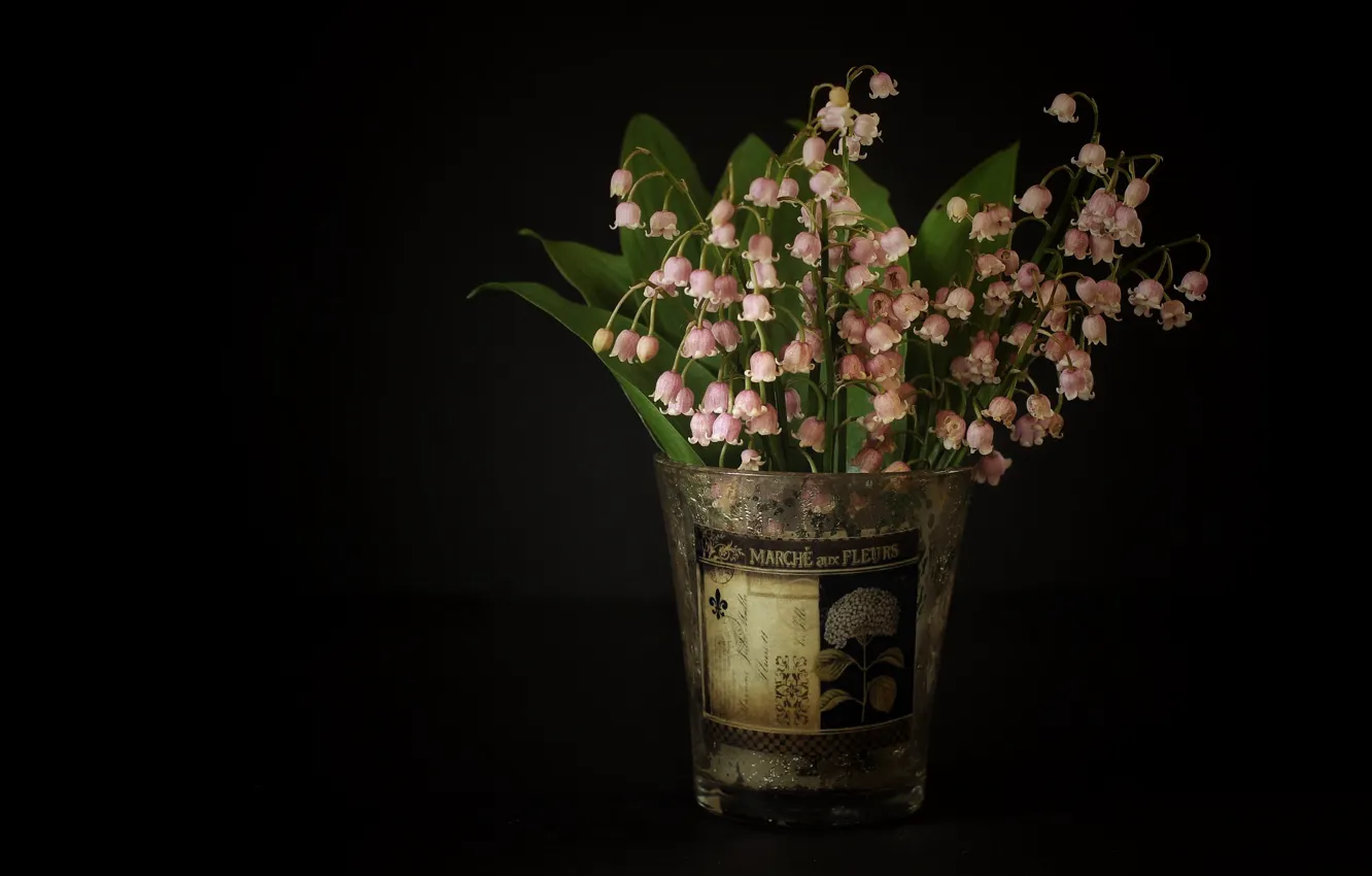 Фото обои цветы, стакан, стол, букет, весна, розовые, черный фон, натюрморт