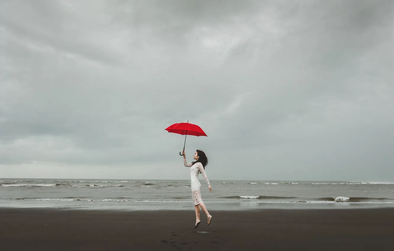 Фото обои гроза, волны, пляж, девушка, волосы, платье, красный зонт, серые облака
