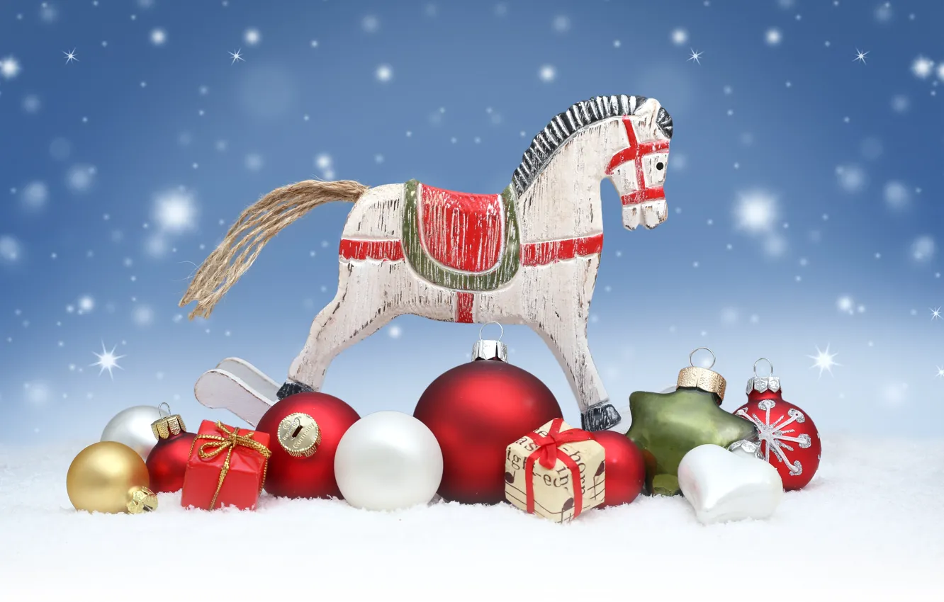 Фото обои снег, украшения, шары, лошадь, игрушки, куклы, подарки, Новый год