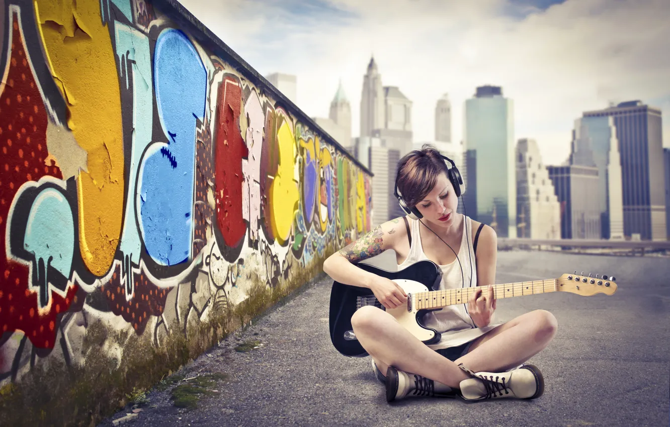 Фото обои небо, асфальт, девушка, город, стена, граффити, гитара, наушники