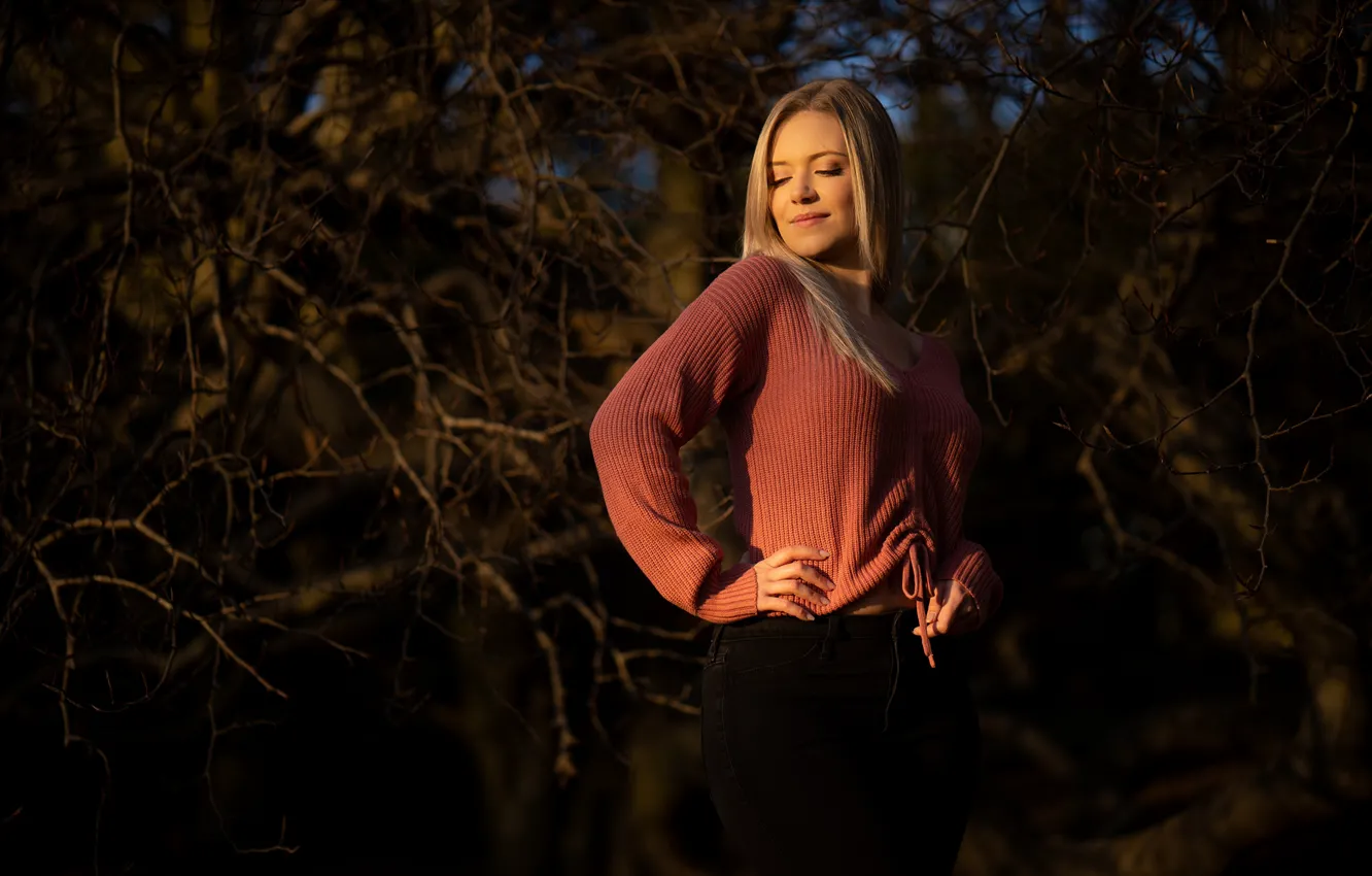 Фото обои солнце, поза, модель, портрет, джинсы, макияж, фигура, прическа