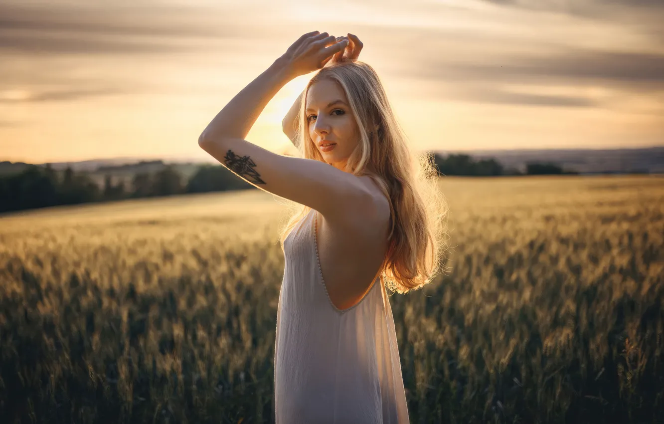 Фото обои girl, white, dress, fields, sun, charming, drenched
