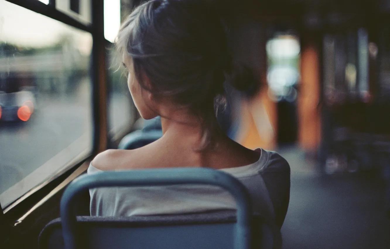 Фото обои девушка, брюнетка, окно, автобус