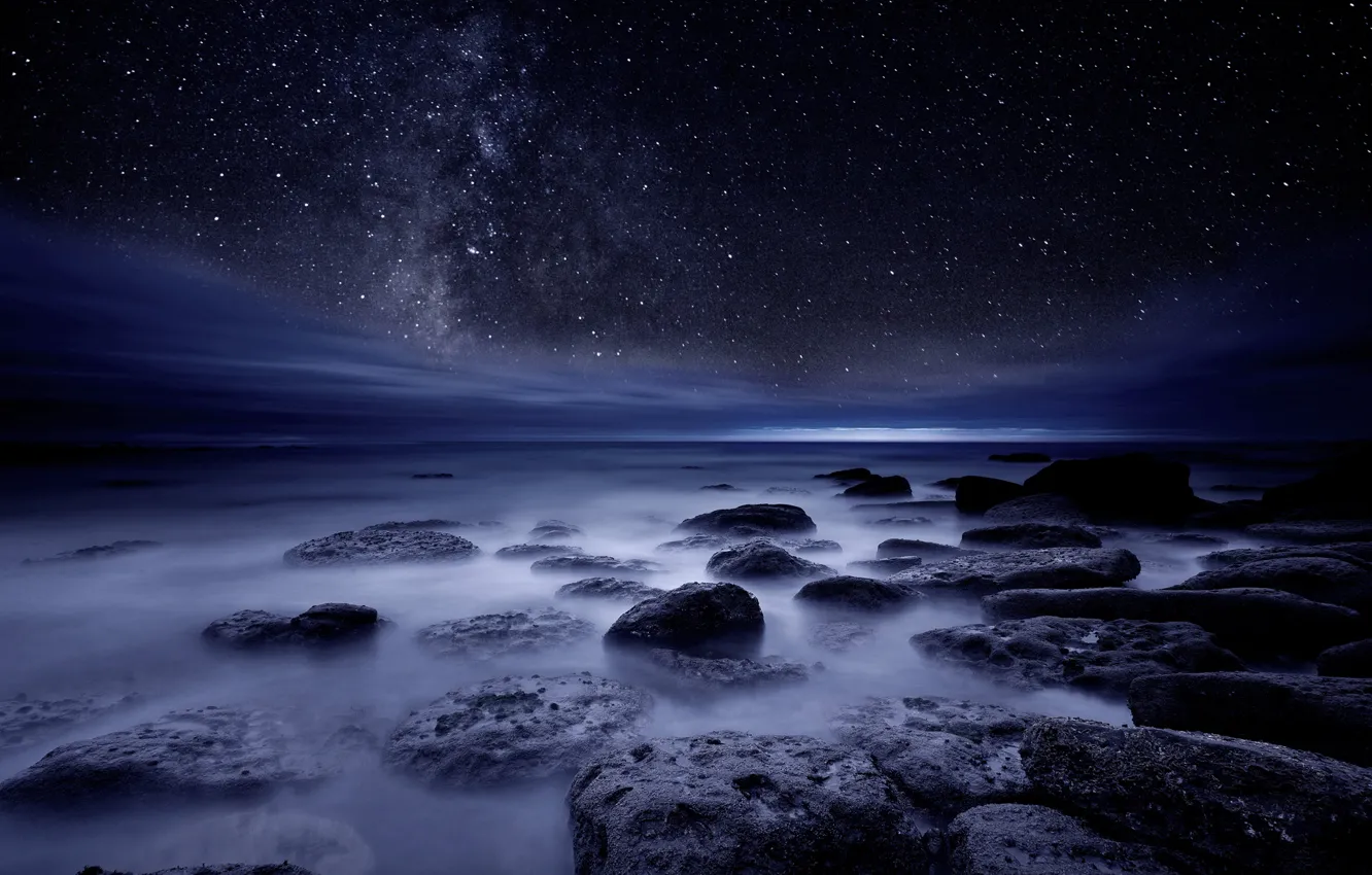 Фото обои море, небо, звезды, ночь, камни, берег