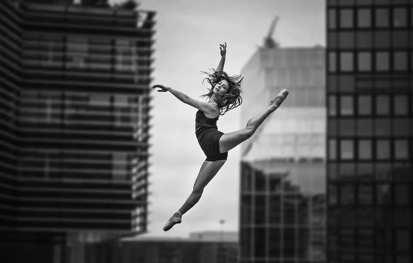 Фото обои девушка, улица, танец, черно-белое, балерина, пуанты