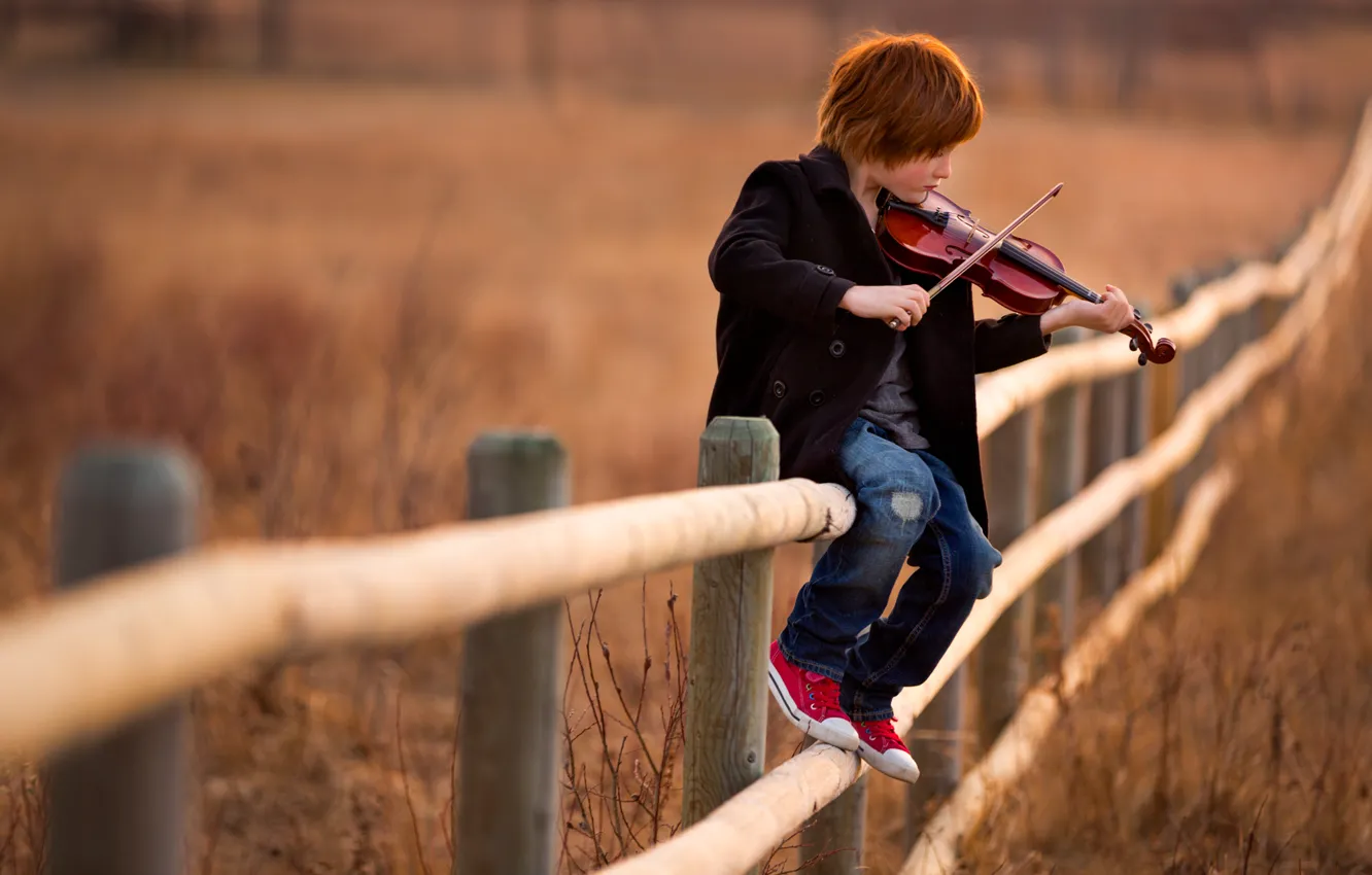 Фото обои музыка, скрипка, забор, мальчик