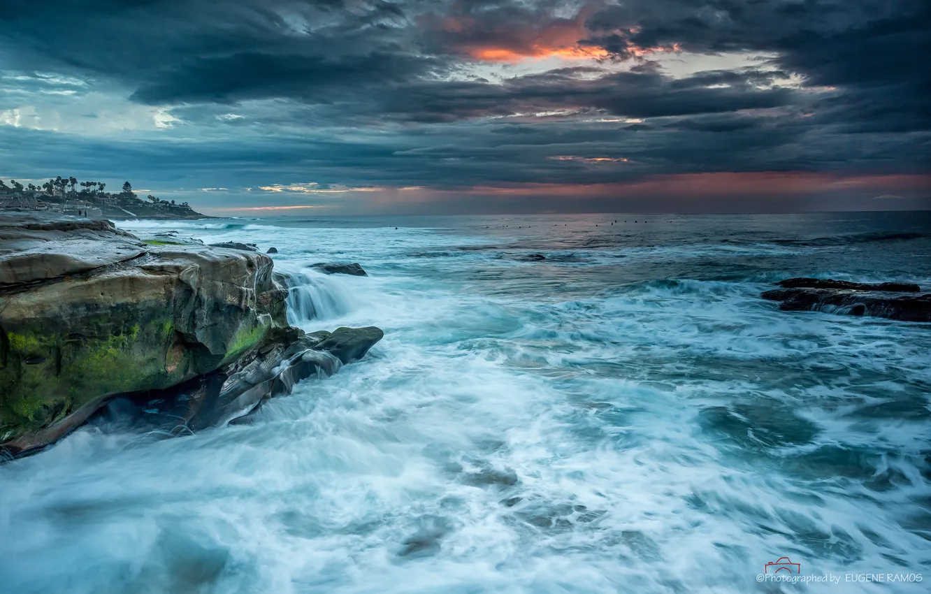 Фото обои море, волны, небо, тучи, шторм, дом, люди, скалы