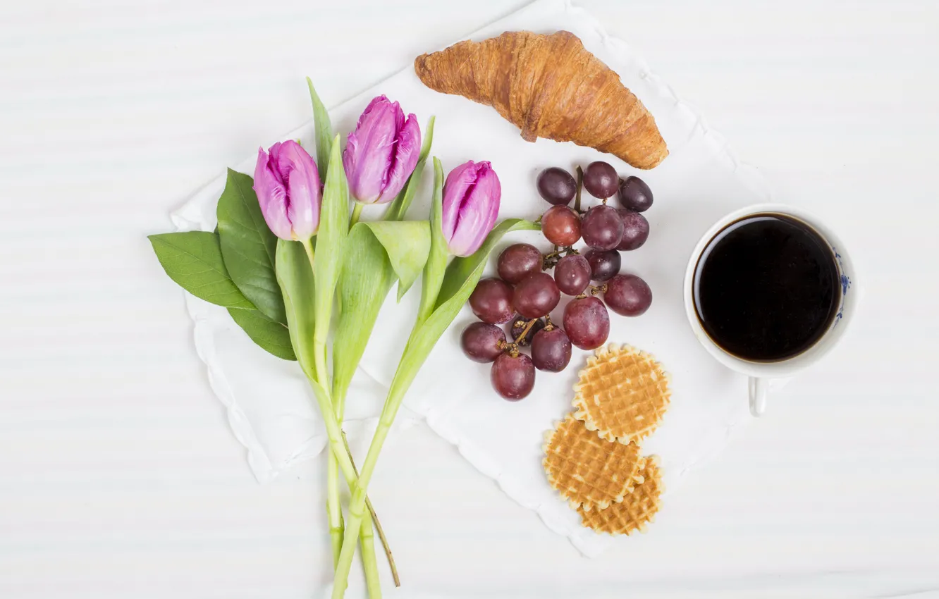 Фото обои кофе, букет, завтрак, виноград, тюльпаны, вафли, круассан