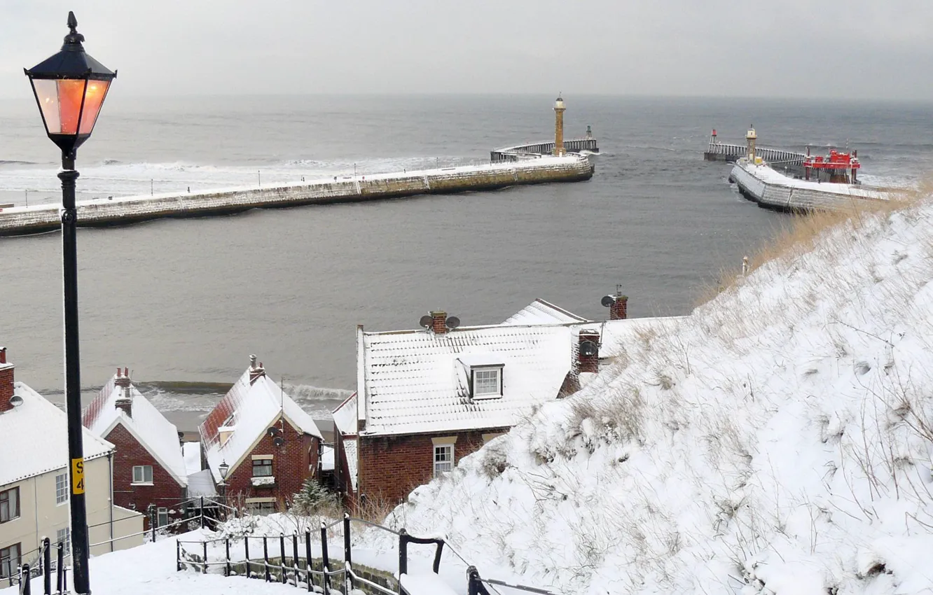 Фото обои зима, море, снег, город, улица, Англия, фонарь, Whitby