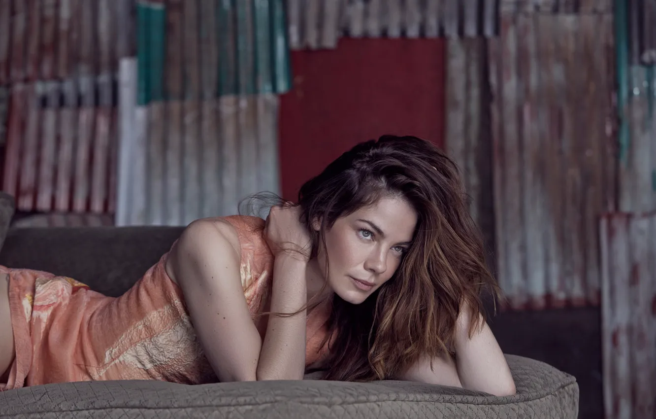 Фото обои диван, макияж, платье, актриса, прическа, лежит, шатенка, Мишель Монахэн