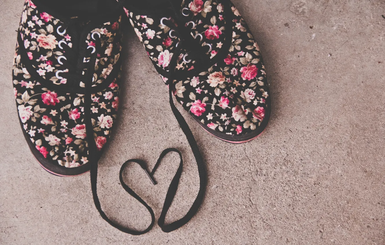 Фото обои сердце, кеды, шнурки