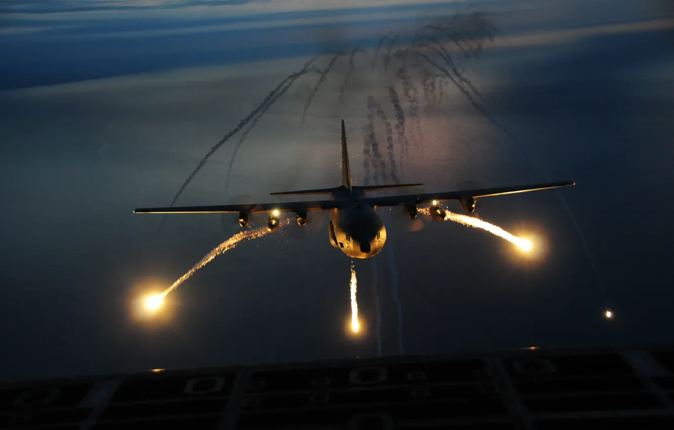Фото обои ночь, самолёт, аэродром, взлёт, вспышки, Геркулес, С-130