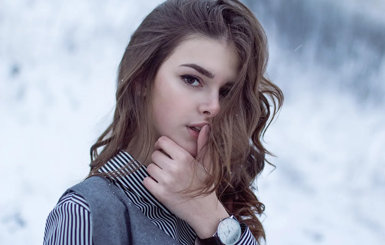 Фото обои зима, взгляд, девушка, снег, модель, волосы, часы, рука