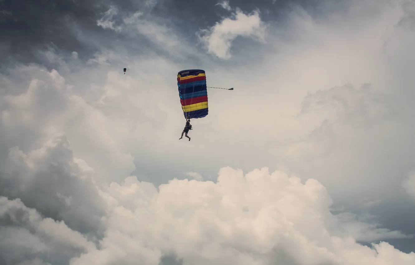 Фото обои небо, облака, парашютисты, экстремальный спорт, прыжки с парашютом, парашютизм
