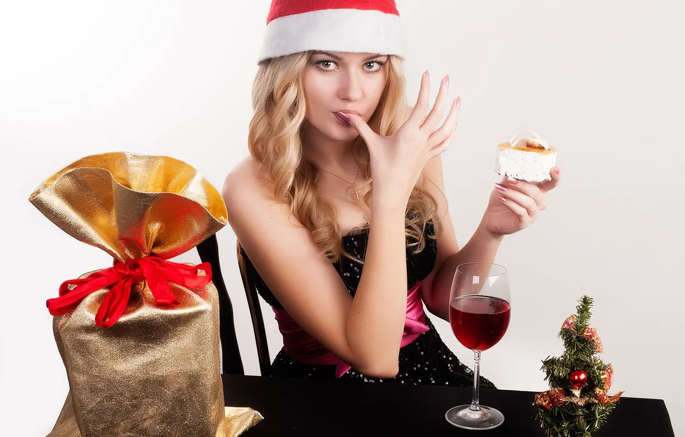 Фото обои взгляд, поза, настроение, праздник, подарок, вино, шапка, бокал