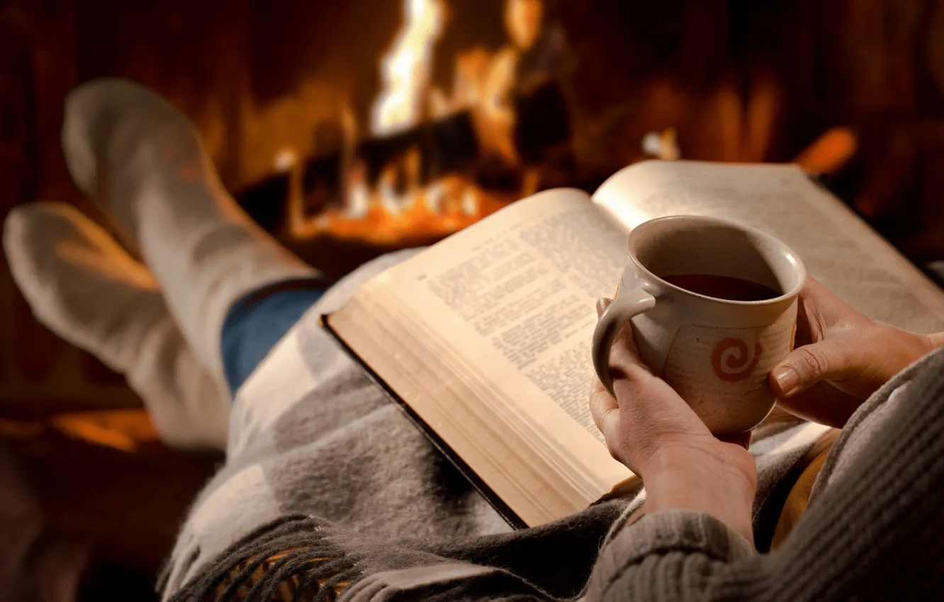 Фото обои девушка, тепло, настроение, чай, книга, камин, плед, уютно