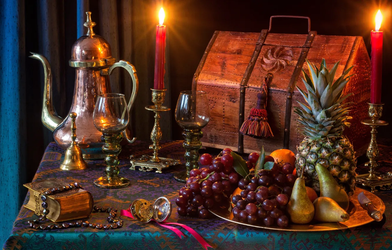 Фото обои стиль, свечи, бокалы, виноград, книга, фрукты, ананас, сундук