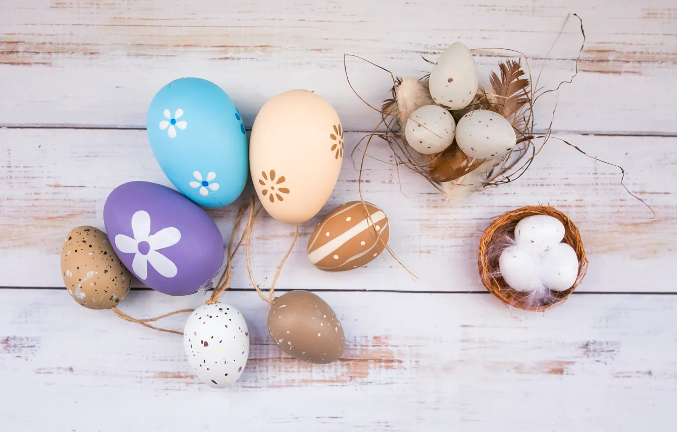 Фото обои яйца, перья, пасха, гнездо, Праздник, деревянный фон