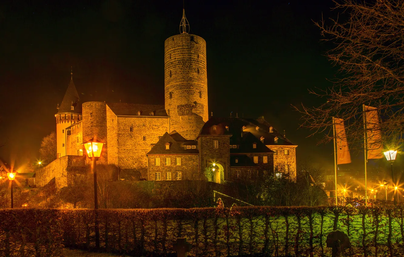 Фото обои ночь, город, фото, замок, Германия, фонари, Mayen Genovevaburg