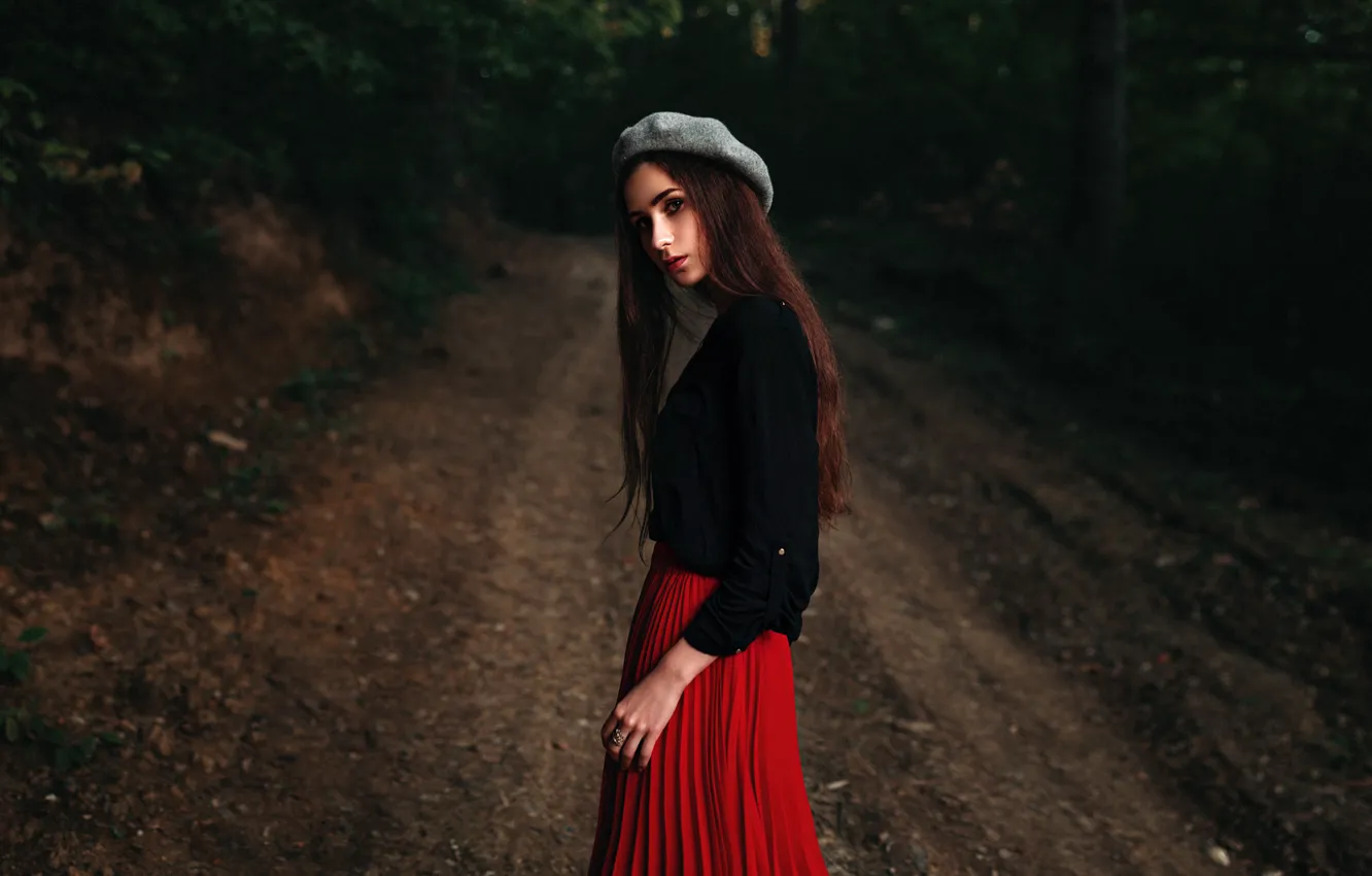 Фото обои лес, взгляд, девушка, милая, модель, юбка, портрет, дорожка