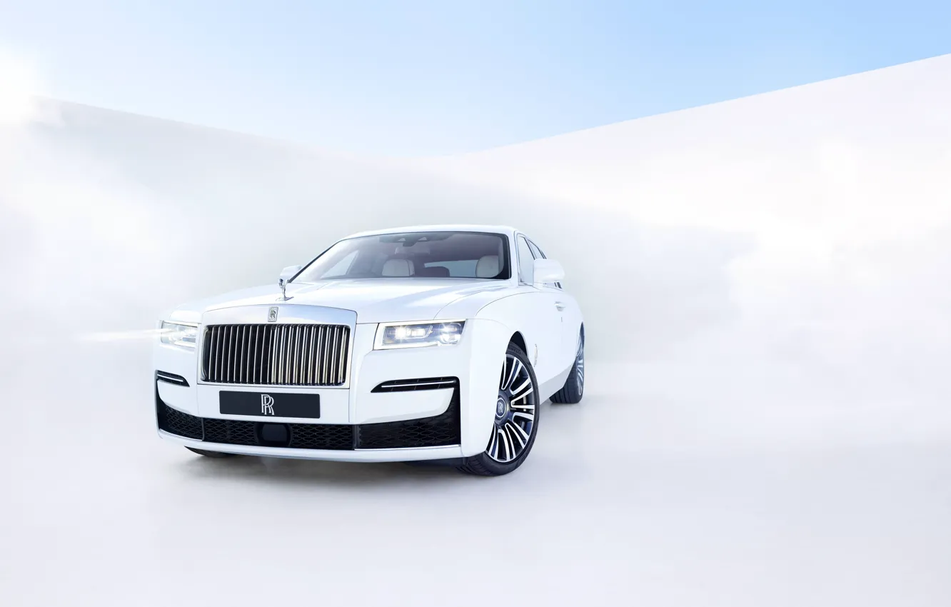 Фото обои Белый, Rolls Royce, Ghost, V12, Спереди, 2020, 571 л.с., Светлый фон