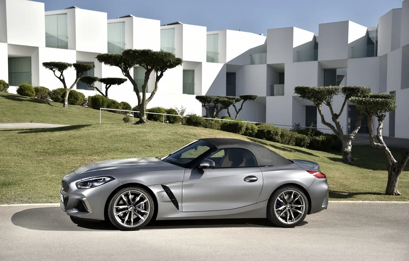 Фото обои серый, газон, здание, BMW, родстер, BMW Z4, M40i, Z4
