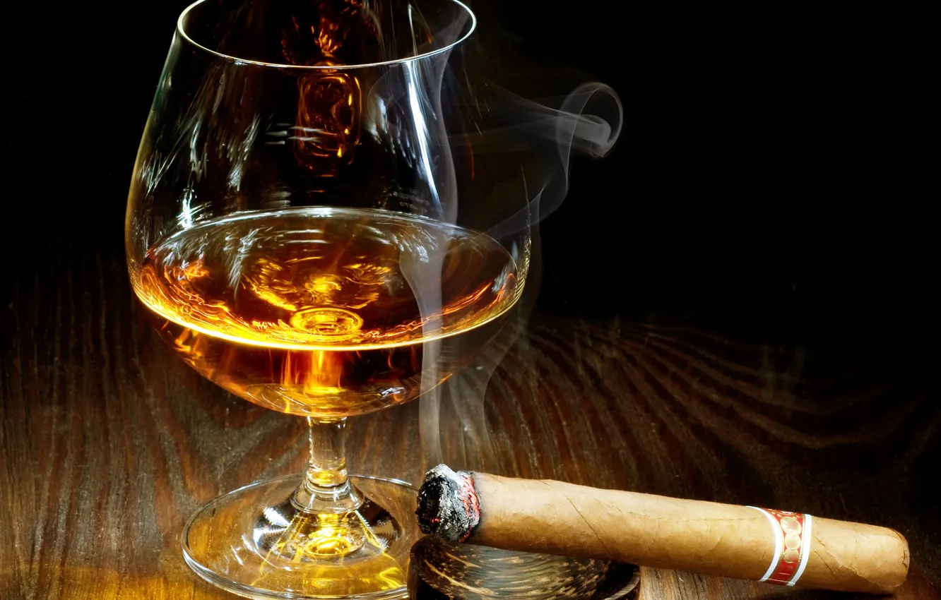 Фото обои стол, дым, бокал, алкоголь, сигара, полумрак, пепельница
