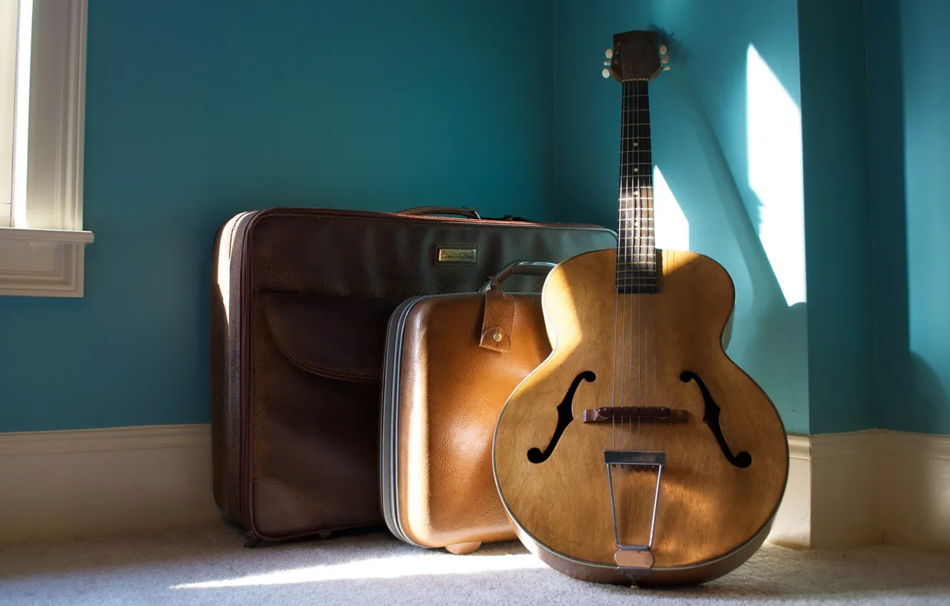 Фото обои музыка, гитара, чемодан