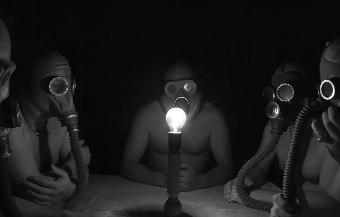 Фото обои лампочка, полумрак, своя атмосфера, мужики в противогазах