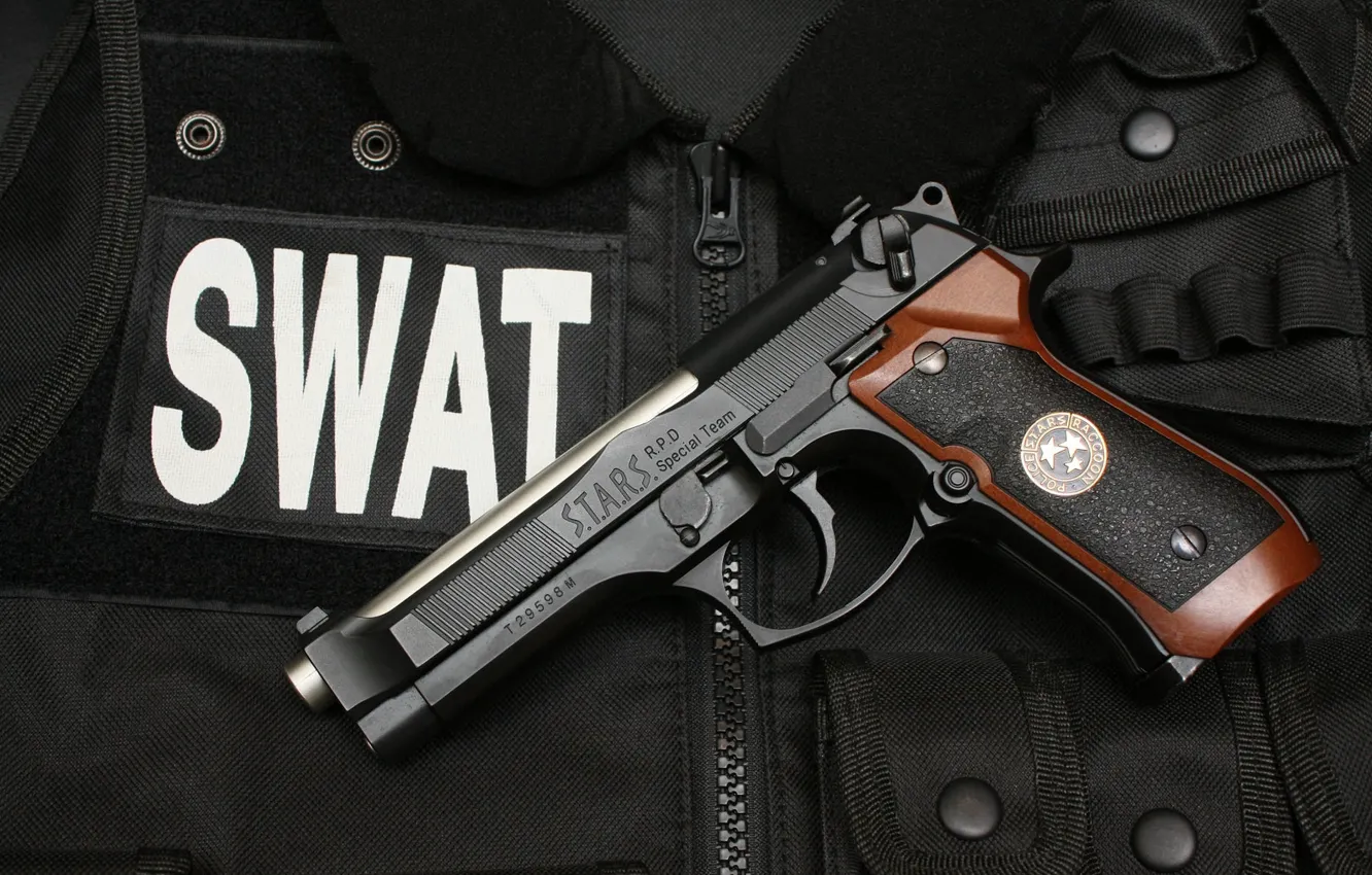 Фото обои пистолет, жилет, SWAT, Beretta 92F S.T.A.R.S. Special