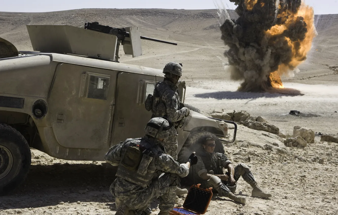 Фото обои взрыв, фильм, пустыня, солдаты, Hummer, Jeremy Renner, саперы, Anthony Mackie