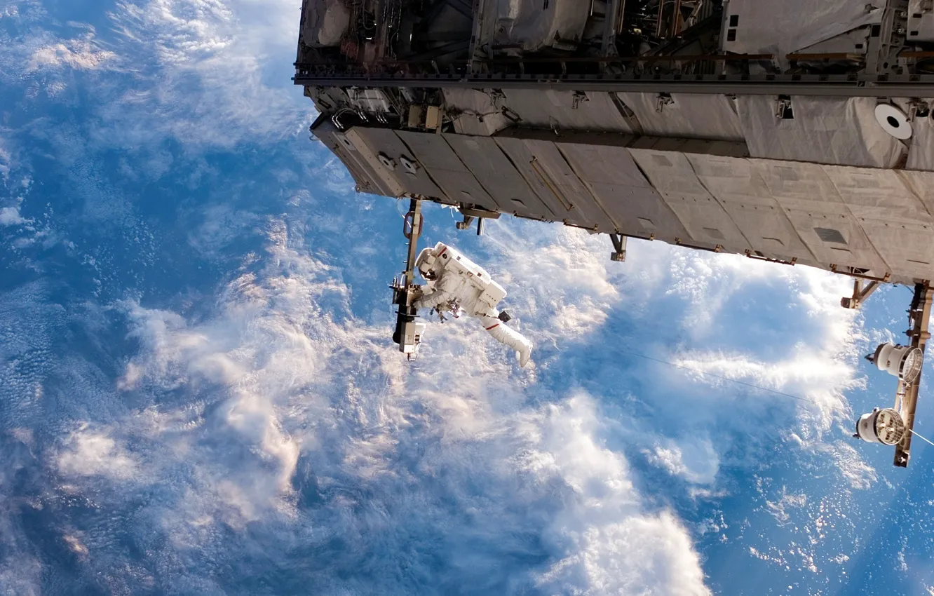 Фото обои космос, облака, полет, пространство, отражение, мкс, скафандр, Земля