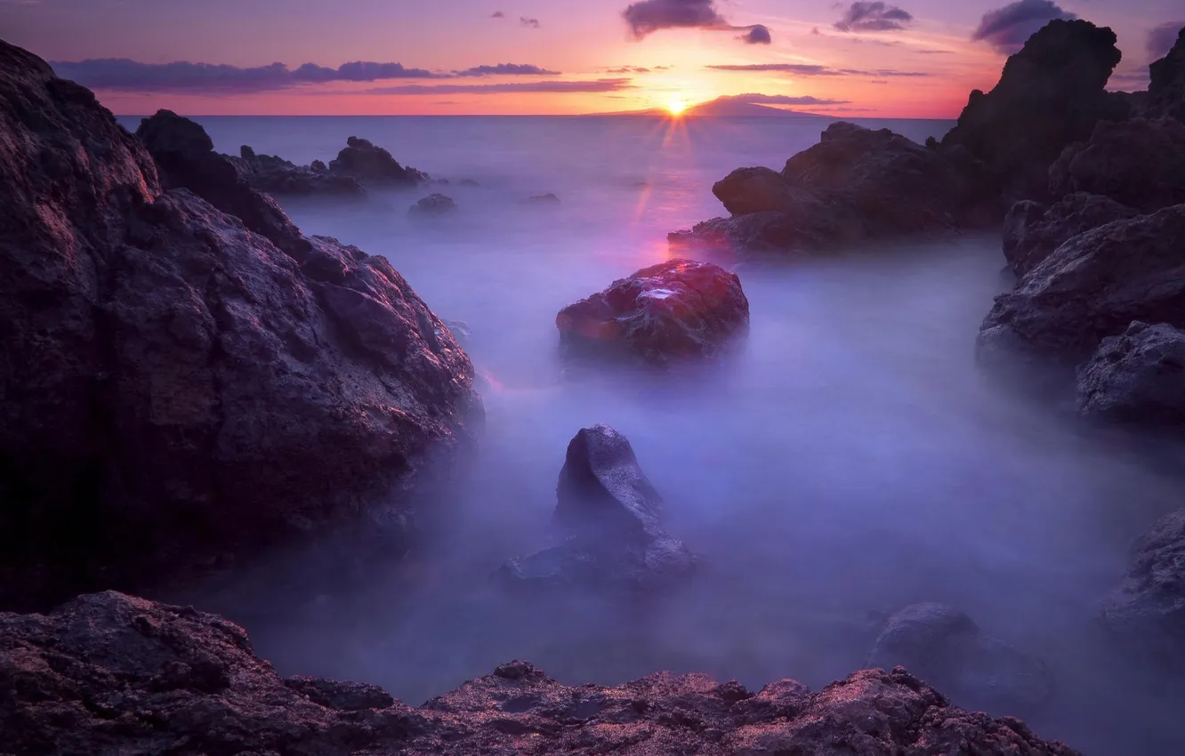 Фото обои море, вода, солнце, облака, пейзаж, закат, туман, камни