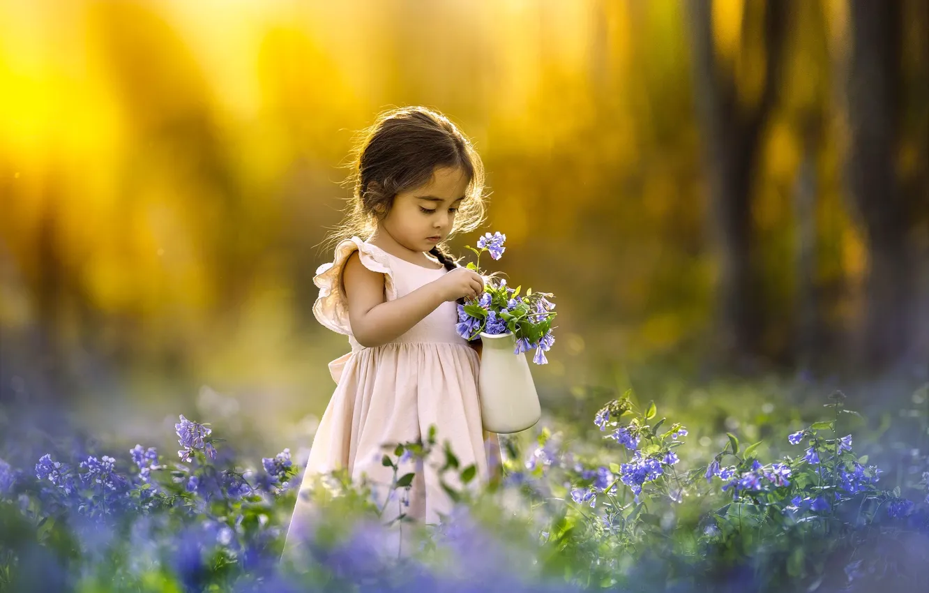 Фото обои цветы, поляна, девочка, кувшин