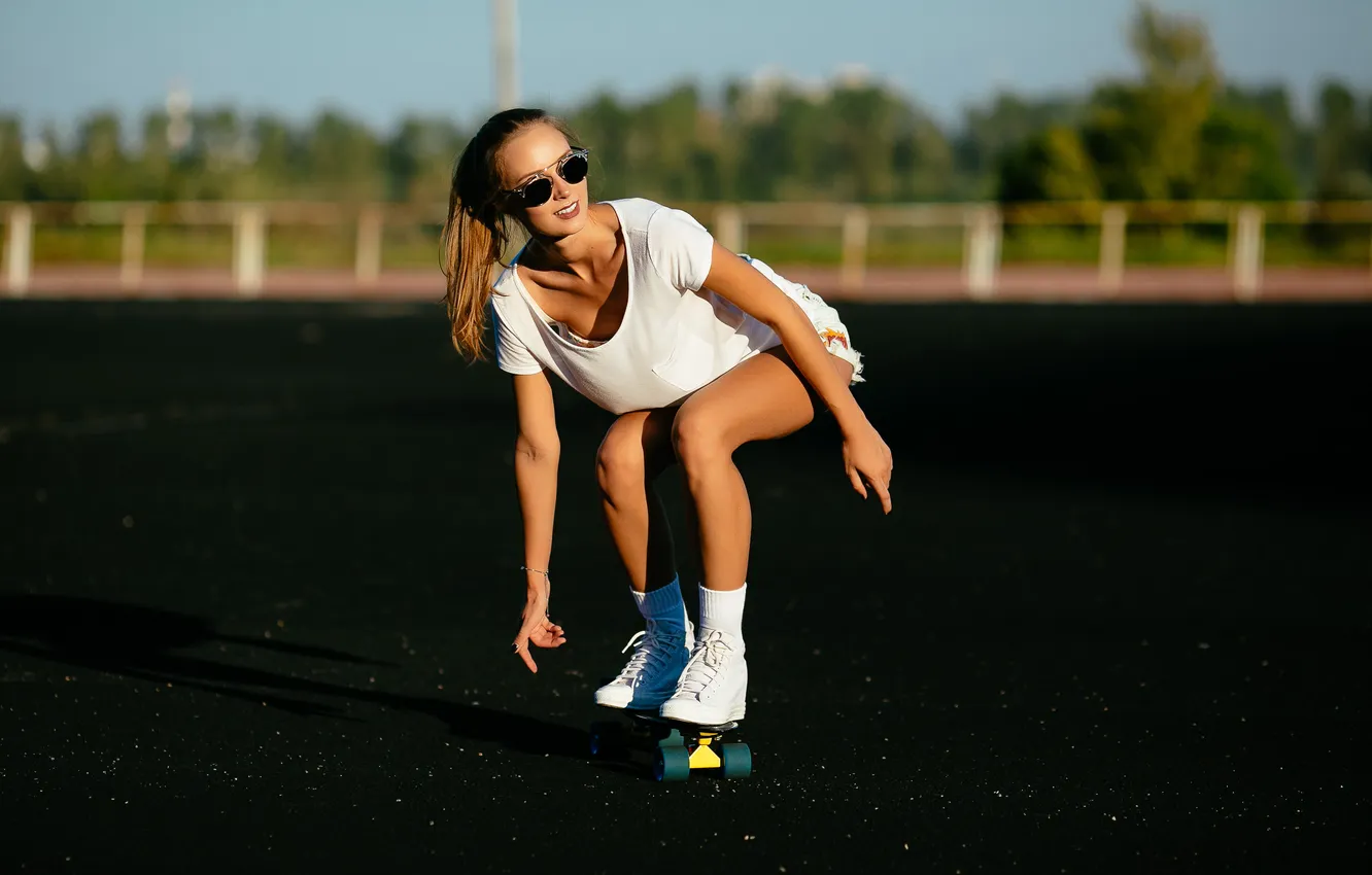 Фото обои girl, sexy, shorts, woman, young, model, sunglasses, long-haired