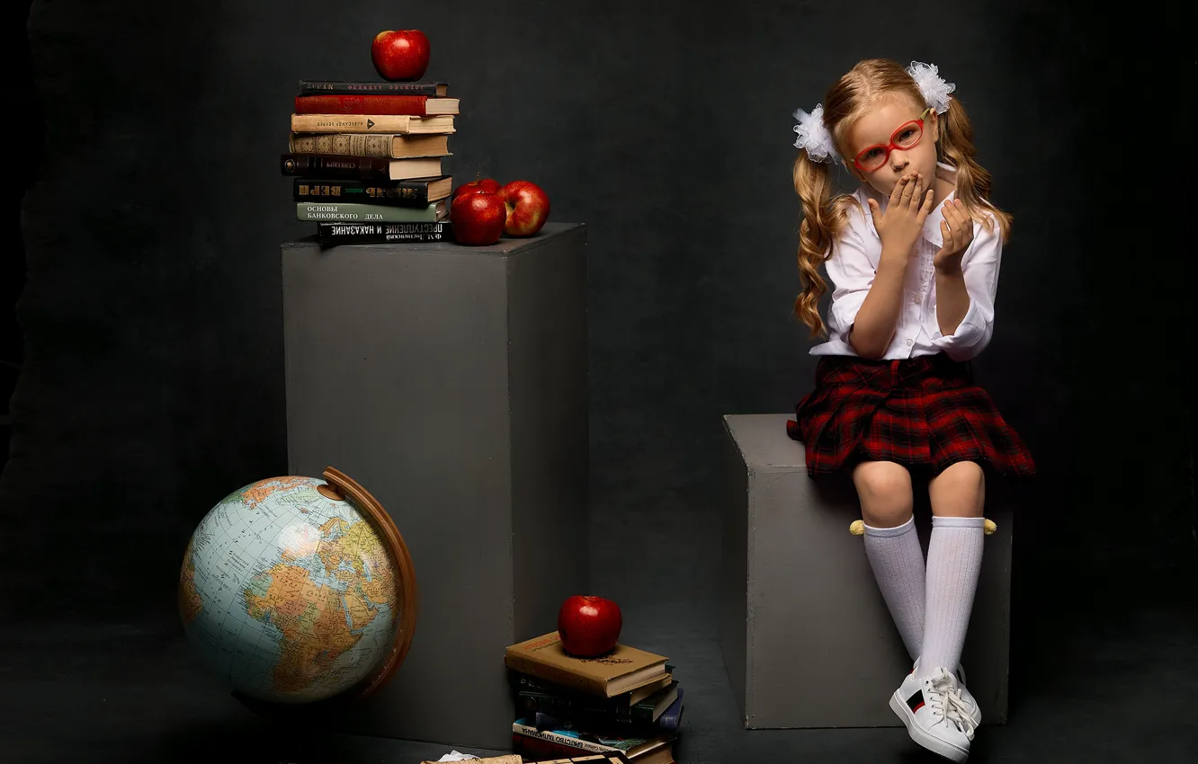 Фото обои яблоки, книги, кеды, юбка, очки, девочка, блузка, школьница