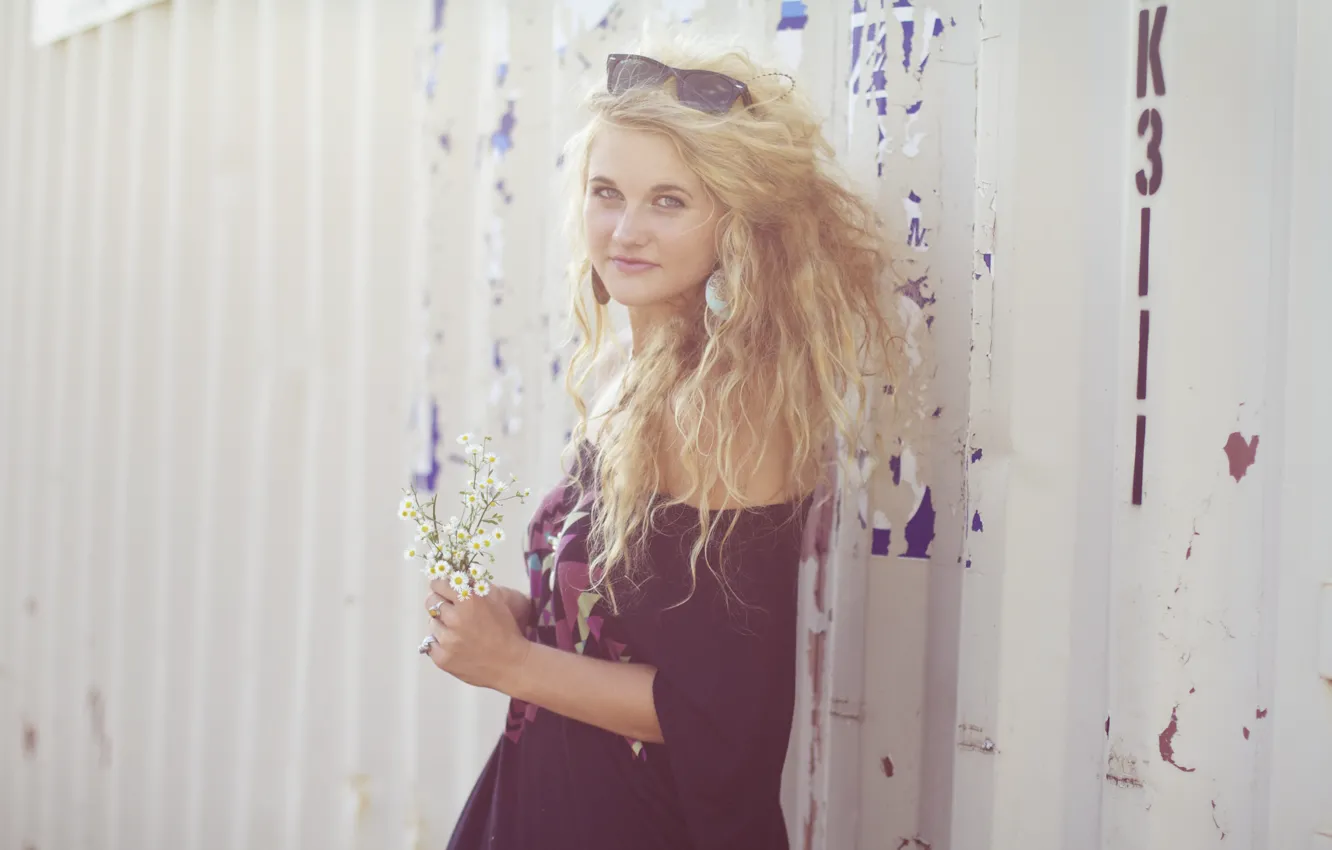 Фото обои girl, wall, woman, flowers, model, blond, blonde, female