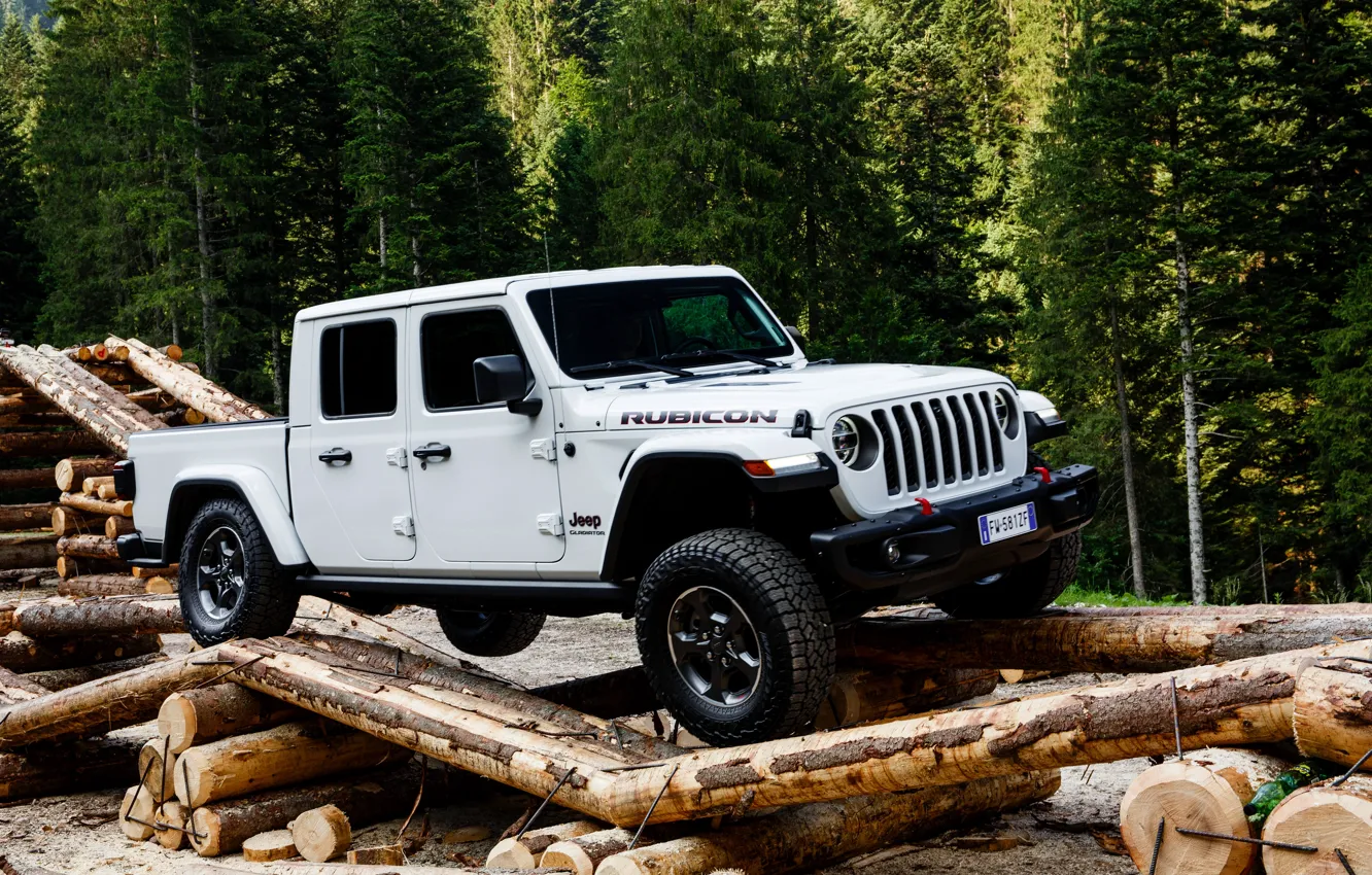 Фото обои белый, деревья, внедорожник, пикап, Gladiator, брёвна, 4x4, Jeep