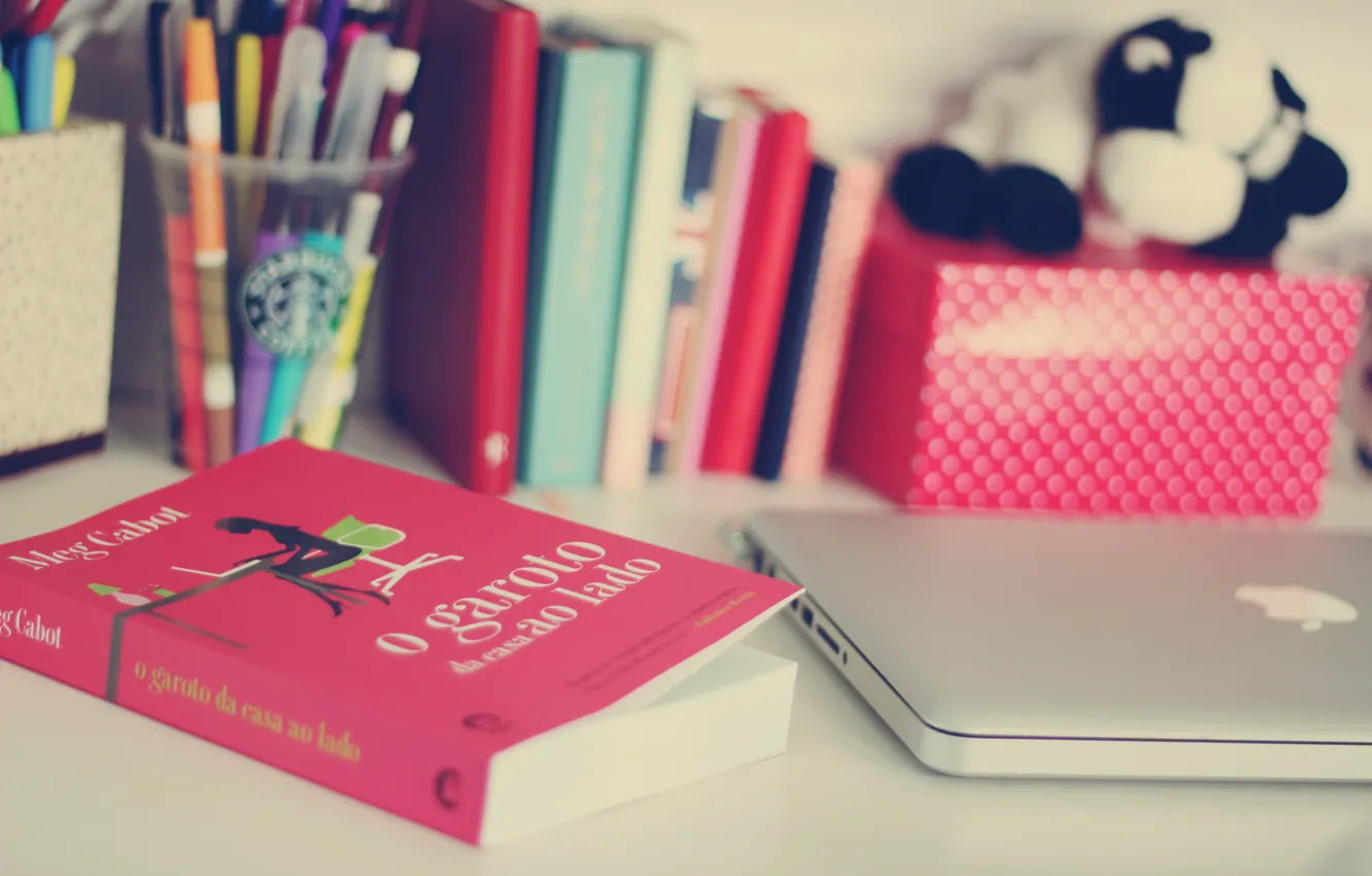 Фото обои стол, настроение, обои, ручка, карандашница, розовый. фон, книжка. карандаши