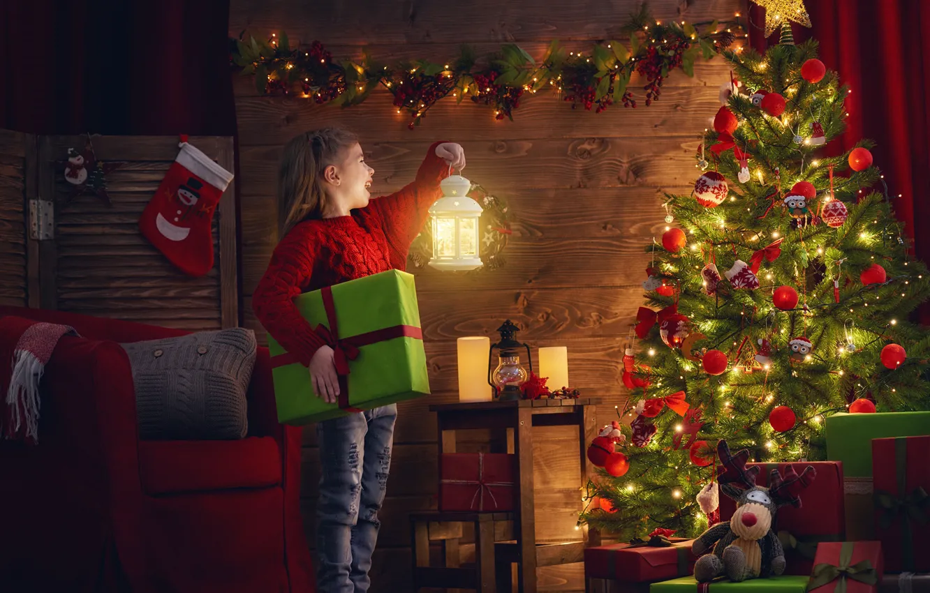 Фото обои украшения, радость, игрушки, вечер, Рождество, девочка, фонарь, подарки