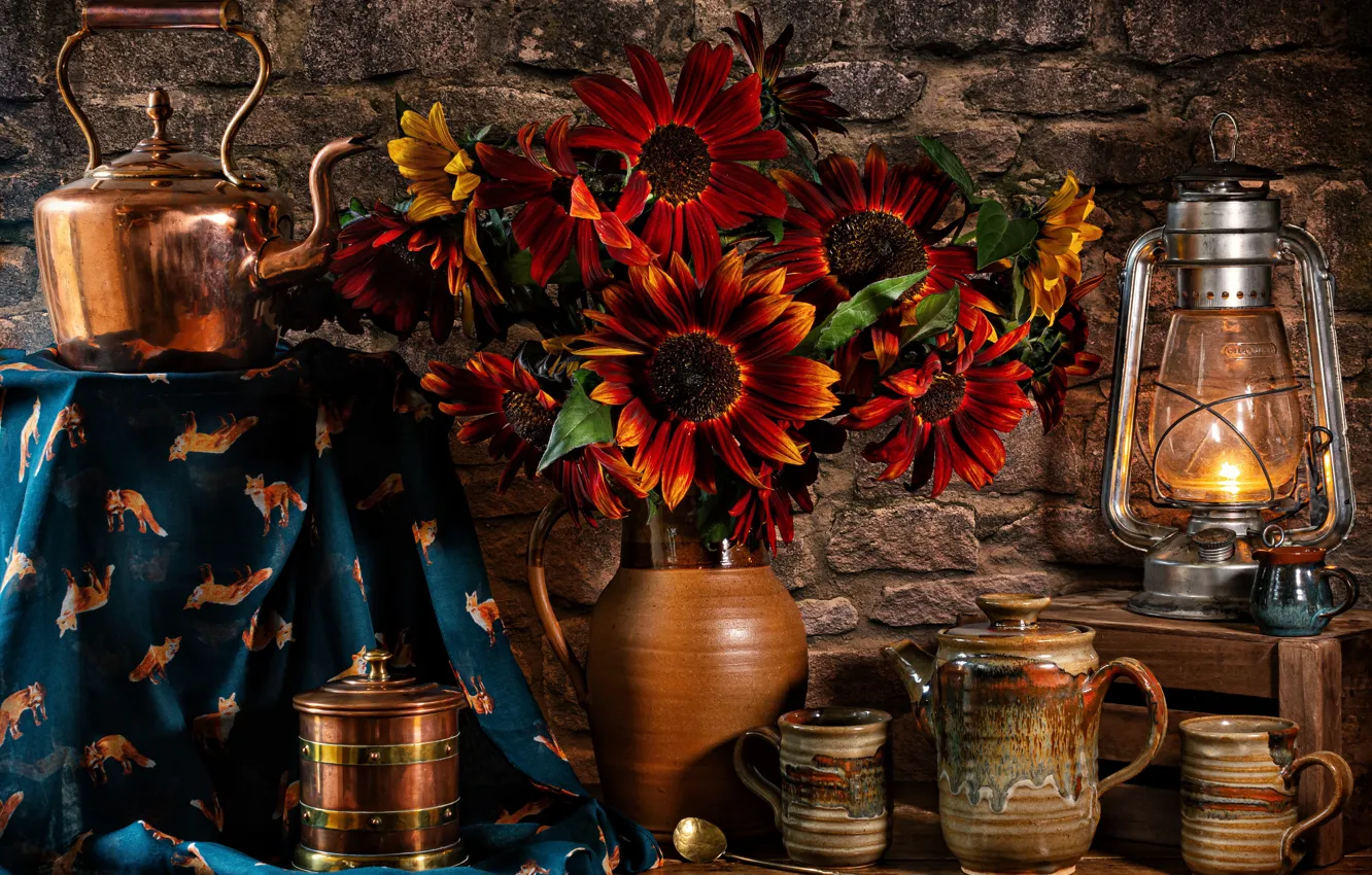 Фото обои подсолнухи, цветы, стиль, чайник, фонарь, кружки, кувшин, натюрморт