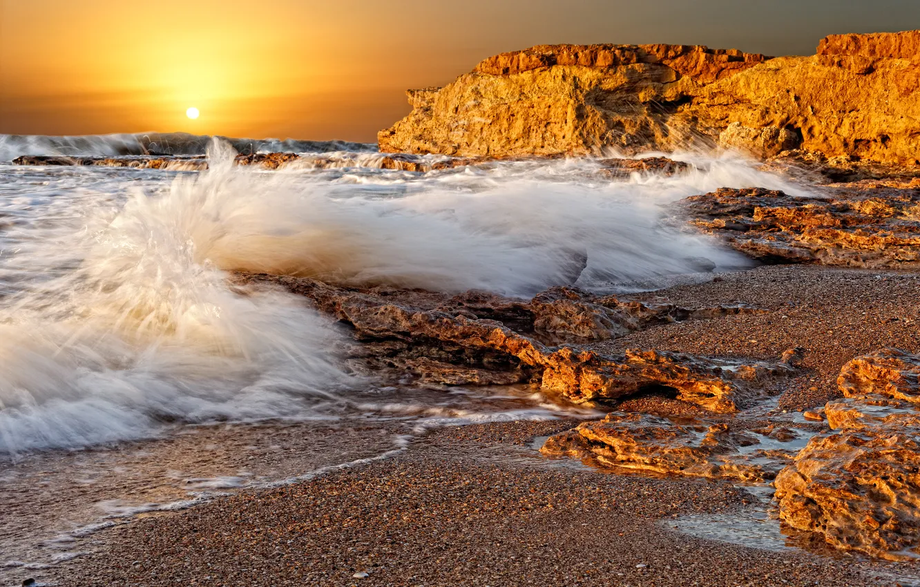 Фото обои море, волны, солнце, брызги, скала, камни, рассвет, берег