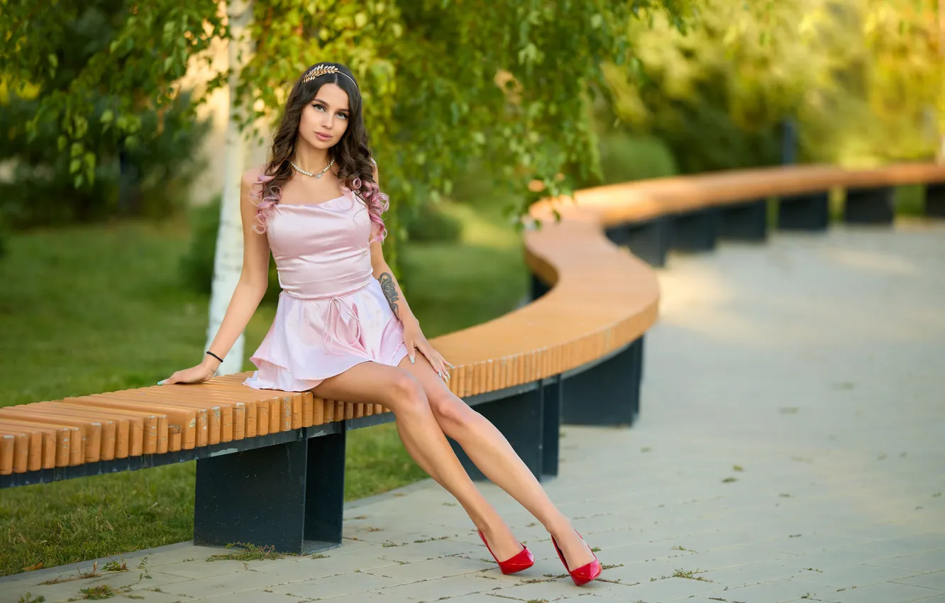 Фото обои девушка, поза, платье, туфли, ножки