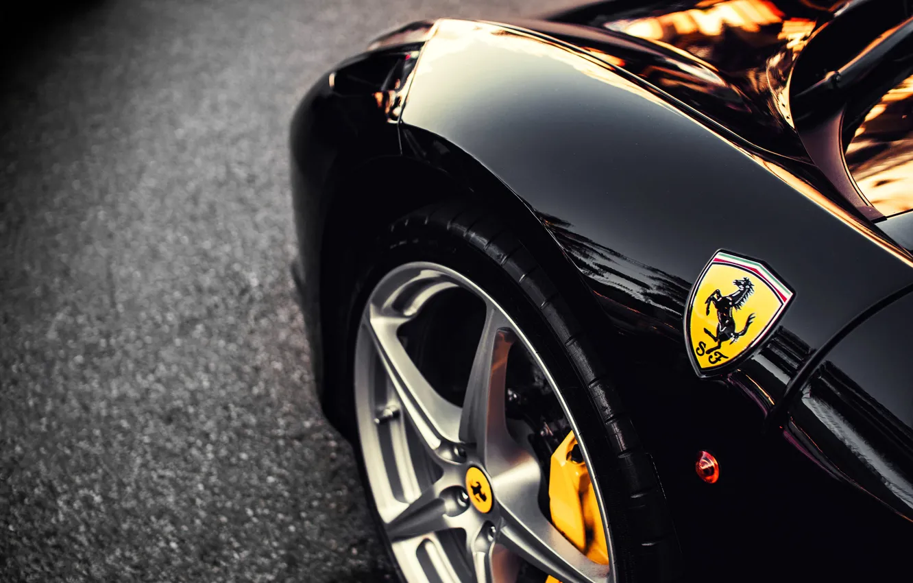 Фото обои асфальт, значок, крыло, чёрная, Ferrari, диск, феррари, black